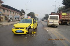 面包车在双实线处转弯  撞上出租车