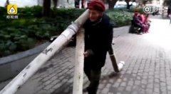 8旬老翁独自游重庆  卖废品攒路费