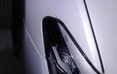 司机“聊天”倒车忘挂“倒档”   车头撞坏损失2万多