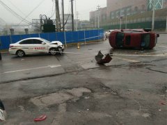 教练车与小轿车路口相撞  一车呈90度侧翻于地面