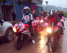 壕！重型机车组成迎亲队伍  赚足路人目光