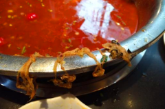 食客用餐发现锅里有不明物体  煮不化也弄不碎