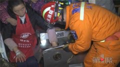 惊险！女子灌香肠手指卷入绞肉机