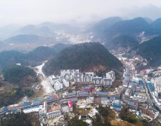 航拍重庆土家族新居 青山为底白瓦入画