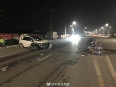 深夜开车犯困  女子撞上隔离墩