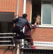 远亲不如紧邻 邻居仗义出手救老太