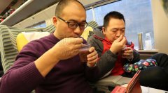 动车过“腊八” 旅客心温暖