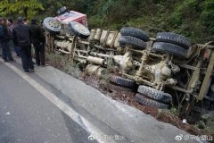 手机微信一声响 大货车“栽进”路边沟