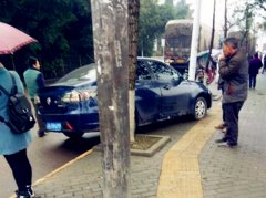 小车骑上路沿   “强吻”电线杆