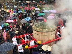 稀奇！500人围吃“万州第一甑”