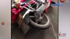 摩托车撞上掉头小轿车 司机全身多处受伤