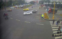 摩托车上掉下两大袋猪肉 失主称要做成香肠送民警