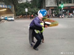 老人腿疾行路不便 交警背她过马路