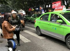 8元钱的车费乘客只付5元 双方吵起来了