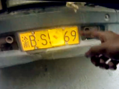 货车司机为挡车牌出奇招：磁铁吸附铁片