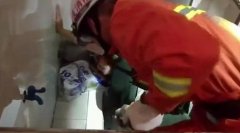 便槽捡手机手臂被卡 消防队员细心救助