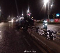 男子雨夜疲劳驾驶出事故  小客车“飞上”隔离墩
