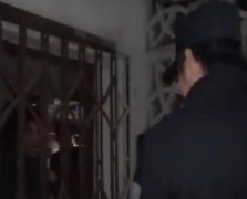 男子家中漏水怀疑楼上邻居所为  对方拒承认被关屋内