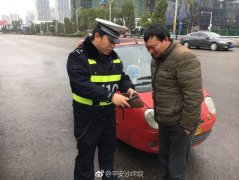 乘客将钱包遗落在车内  三轮司机拾金不昧