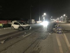两车深夜撞上同一隔离墩 事故起因竟然也一样