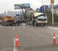 四车相撞  吊车和罐车车头被撞得面目前非