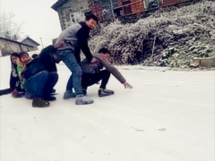 路面秒变滑雪场  市民自制器具滑雪