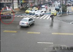 三轮车行驶中打偏偏   驾驶员竟用“脚”当刹车