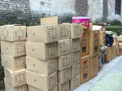 太危险！居民楼非法储存大量烟花