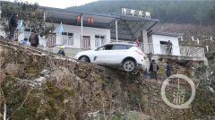 他一脚油门下去  越野车悬在了半空