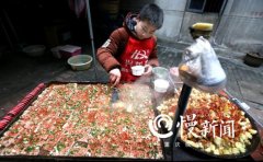 重庆“小摊主”：8岁开始守摊 和父母在一起不怕累