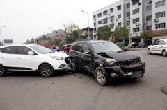 男子酒后驾车犯迷糊疾速逆向行驶出事故