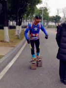 大叔穿“钢铁鞋”走路 重达百斤引路人好奇