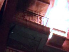 重庆一小区深夜突发大火 玻璃炸开几个大洞