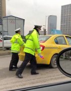 早高峰车辆突坏路中央 两江民警推车急救援