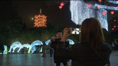 “超级蓝血月”如约而至 引市民竞相观赏