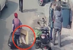 放在超市门口的包裹  被老太当做废品卖掉