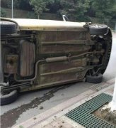 小轿车侧翻在路面  油漏一地