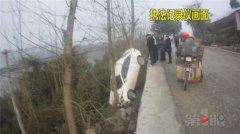 小车转弯处冲出公路 遭了个“倒栽葱”