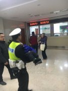 3岁孩童得急病 警车一路绿灯送其就医