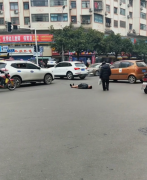 男子横躺马路上 身旁不断有车辆行驶而过