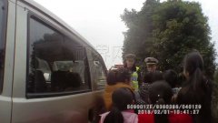 “黑车”装9名儿童停摆高速路