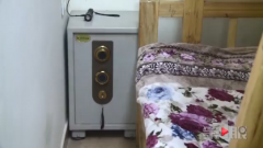 老人家里保险柜坏了  开锁匠乱支招