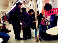 这对夫妻原本坐在对面 突然站起来就讨钱