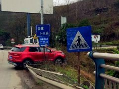 司机开车打盹小车冲向悬崖 被路边电缆救一命