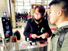 “刷脸”乘车开始试运营 科技开启春运回家路