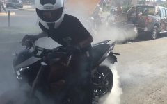 小伙趁天黑耍酷 实习期驾照被扣26分