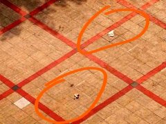 女子带娃广场晒太阳 却接连遭遇天降垃圾