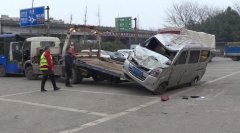 “面包”车侧翻高速路 车上之物惊呆了执法人员