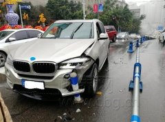 女司机开车时还回头聊天 豪华爱车撞成这样