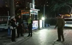 过路被停车杆砸头  老人怒找收费员讨说法